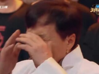 Huilende Jackie Chan na hereniging met stuntteam