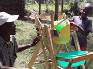 Keniaanse Stephen (9) krijgt onderscheiding voor zelfgemaakte handwasmachine