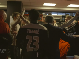 Spelers van Ajax gaan los op 'Herres' na winst KNVB-beker