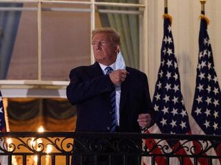 Trump keert terug in het Witte Huis en doet meteen mondkapje af