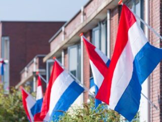 Vlag uithangen voor onderwijspersoneel en ouders die thuis lesgeven