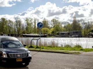 Lijkwagen verliest onderweg kist met dode
