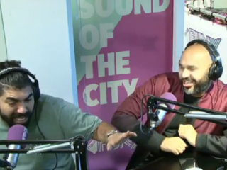 Bazen Sjaak en Sidney Samson gooien moves tijdens Fernando's Karaokespel