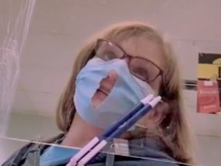 Vrouw knipt gat in mondkapje, gaat vervolgens viraal