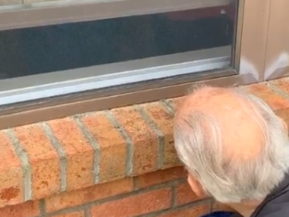 Man (85) bezoekt dementerende vrouw elke dag vanuit raam tijdens lockdown