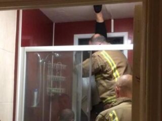 Tinderdate eindigt in nachtmerrie: vrouw gooit poep uit raam en komt vast te zitten