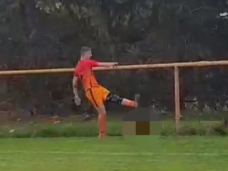 Rode kaart voor voetballer die kip doodschopt tijdens wedstrijd