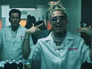 Lil Pump en Charlie Sheen spelen dokters in videoclip 'Drug Addicts'