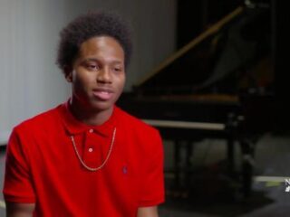 Hij is geboren met slechts 4 vingers, maar speelt piano alsof het niks is
