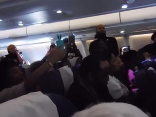 KLM-vlucht van A'dam naar Washington wordt verrast met Gospel-optreden