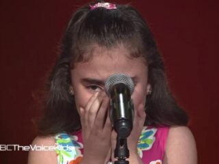 VIDEO: Syrisch meisje (9) barst in tranen uit tijdens Arabische The Voice Kids