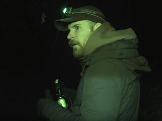 VIDEO: StukTV vriest bijna dood in eerste aflevering van De Horrornacht