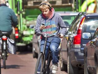 Whatsappen op de fiets wordt vanaf 2019 verboden