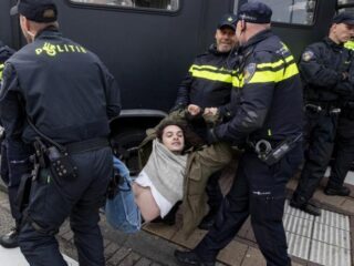 Klimaatactivisten afgevoerd door mobiele eenheid in Amsterdam