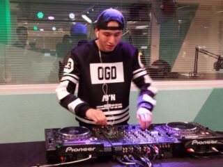 DJ Kya gooit dikke tracks in de mix bij Jaimy en Jasmine