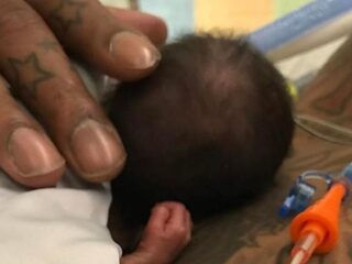 Topbasketballer deelt ontroerende foto van vroeggeboren dochtertje