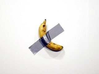 Kunstenaar plakt banaan op de muur en verkoopt het voor 150.000 dollar
