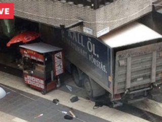 BREAKING: Truck rijdt in op warenhuis in Stockholm