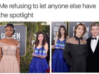 Internet gaat stuk om promotiemeisje dat iedereen photobombt op Golden Globes