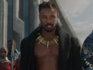 Shirtless Michael B. Jordan zorgt ervoor dat tiener haar beugel kapot bijt