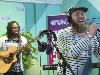 Le Seton doet mash up van onder andere Hotline Bling, Like Glue & meer!