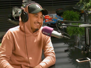 Nesim primeurt rauwe track 'Dit is de wijk' in De Avondshow