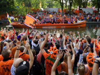 Huldiging van Oranje-leeuwinnen was overweldigend druk