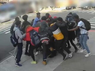 Groep tieners mishandelt 15-jarig meisje om sneakers te stelen