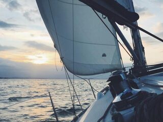 Bizarre Marktplaats-advertentie: zakenman biedt gratis wereldreis aan voor ‘leuke meid’