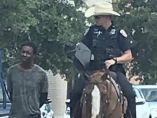 Woede om foto van politie die geboeide Afro-Amerikaanse man aan touw vasthoudt