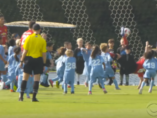 Manchester United neemt het op tegen 100 kinderen en James Corden