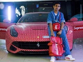 Deze 15-jarige jongen heeft zoveel geld dat hij zijn Ferrari aan de buitenkant laat bekleden