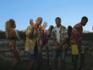 CLIP PRIMEUR: Bizzey, Yung Felix en Equalz vieren alvast de zomer met 'Versaces In Het Zand'