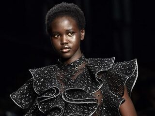 Hoe de Zuid-Soedanese Adut Akech (19) de modewereld verovert