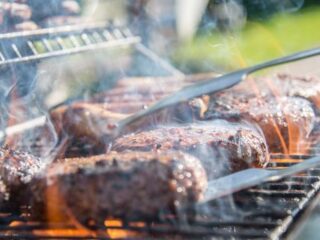 Burgemeester Aboutaleb onder vuur: varkensbarbecue moskee mag door