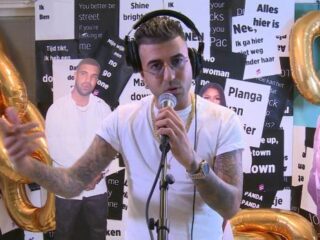 DiXte 1000 live optreden: F1rstman doet 'Overal', 'Money Money' en 'Round & Round'