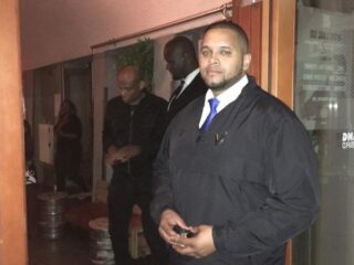 Beveiliger Carlos: De eerste keer fouilleren vond ik meteen een vuurwapen"