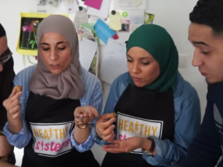 VIDEO: Mounir Toub leert Youstoub chebakia maken bij de Healthy Sisters