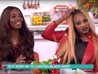 Vrouw gooit pruik af in verhitte discussie over huidskleur