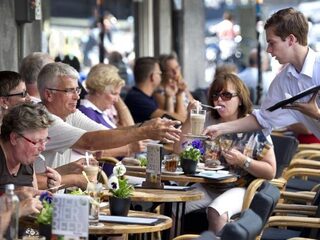 'Regeringspartijen willen horeca nóg eerder open'