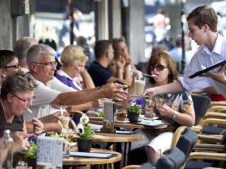 'Regeringspartijen willen horeca nóg eerder open'