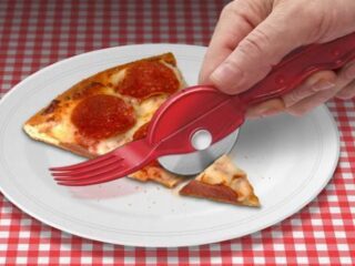 Met de Pizza Fork kan je pizza eten zonder vette handen te krijgen