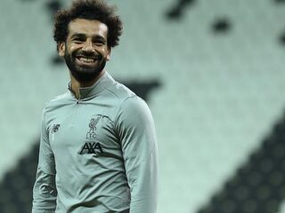 Mo Salah helpt dakloze man die wordt lastiggevallen