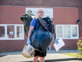 Leraar loopt elke dag kilometers om kids gratis schoollunches te brengen