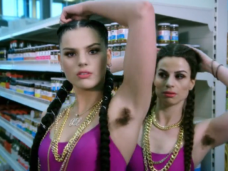 Lachen om Famke Louise en Ronnie Flex in De TV Kantine