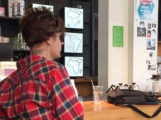 VIDEO: Justin Bieber met pruik in Amsterdam