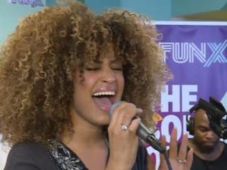 Sharon covert Drake met een kleine mash-up van 'Controlla' en 'One Dance'