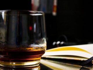 Droombaan: betaald de wereld rondreizen en whiskey drinken