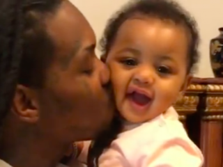 Cute: papa Offset en Kulture geven elkaar om de beurt kusjes