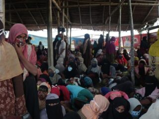 Honderden Rohingya-vluchtelingen aangetroffen in Indonesië na half jaar op zee